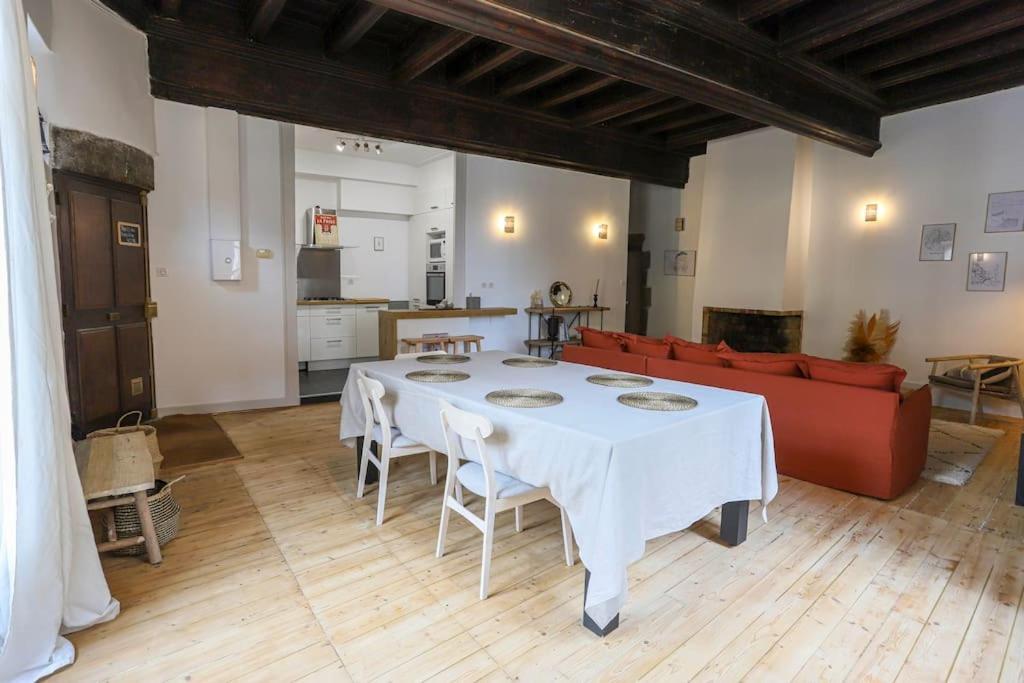 Apartment Le Thiou 3 Etoiles - & Authentique, Au Coeur De La Vieille Ville, Billard, 6 Personnes